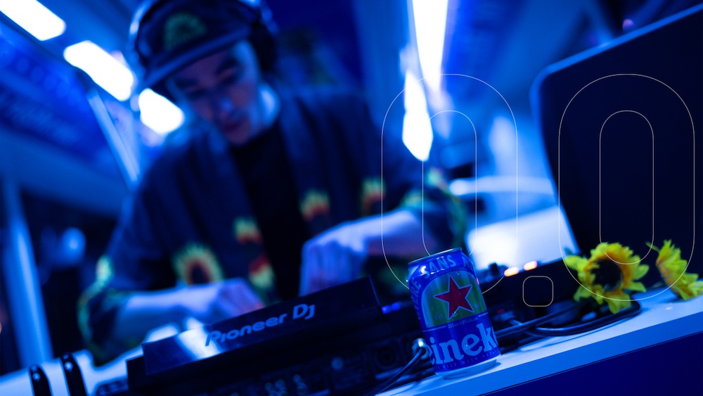 Un DJ en train de mixer sur des platines